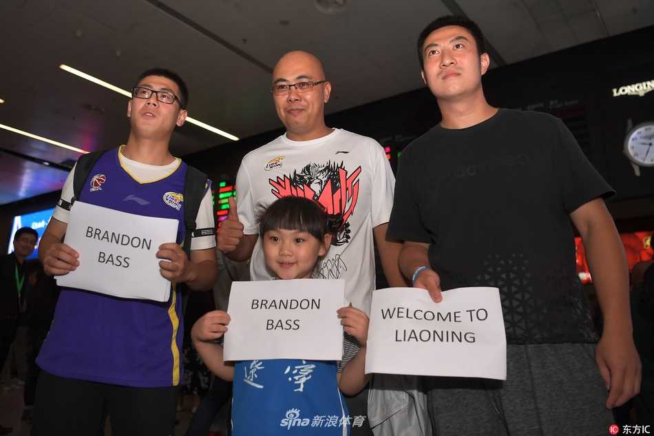 辽篮铁血战将驾到!巴斯深夜空降沈阳,球迷热情接机盼其率队圆梦 辽篮总经理李洪庆亲自到机场迎接这位冠军拼图,两人握手瞬间被镜头定格,仿佛预示着一段合作佳话的开始。