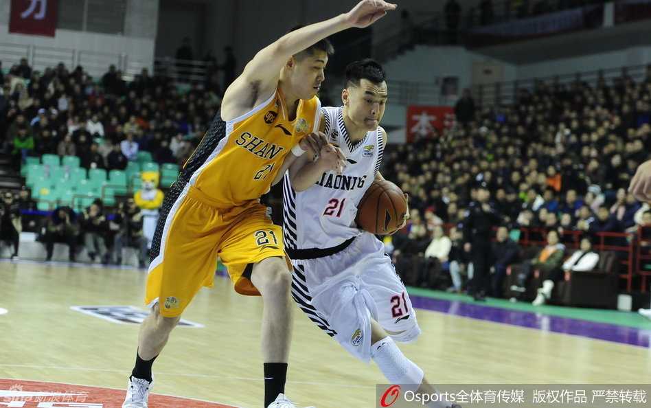 辽篮铁血群英传:那些年我们一起追的“第四节惹不起” 兰多夫在低位使出梦幻脚步,柔和勾手投篮,用精湛技术诠释‘白魔兽’的风采。