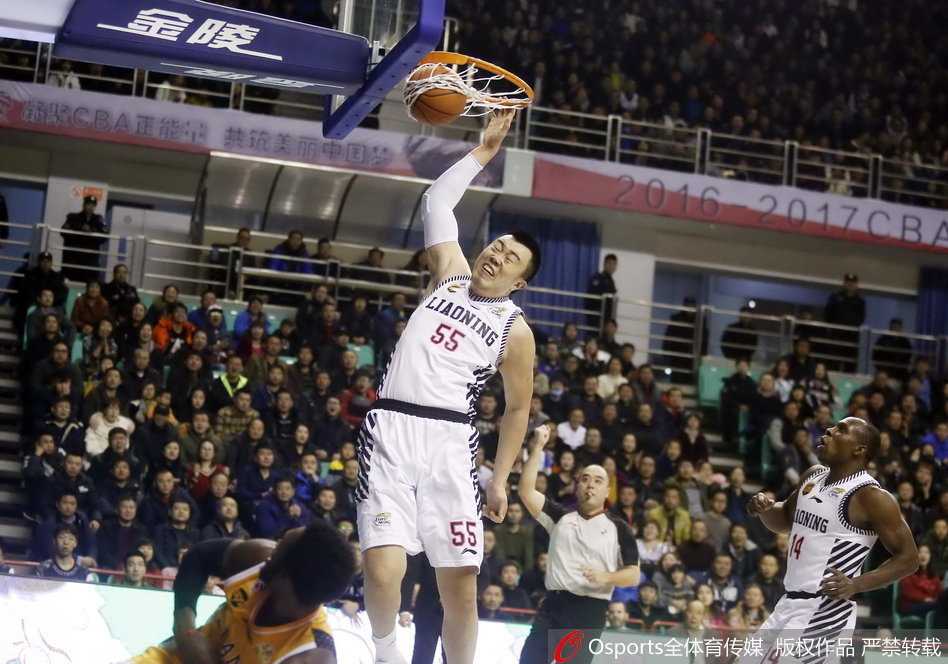 辽篮铁血群英传:那些年我们一起追的“第四节惹不起” 韩德君在对手内线高高跃起,完成一记势大力沉的单手劈扣,犹如泰山压顶般霸气侧漏。