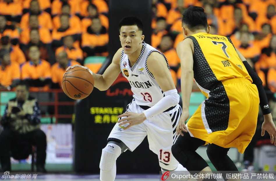 辽篮铁血群英传:那些年我们一起追的“第四节惹不起” 郭艾伦如闪电般撕裂防守,胯下运球后直视篮筐,眼神中透露着‘第四节惹不起’的杀气。