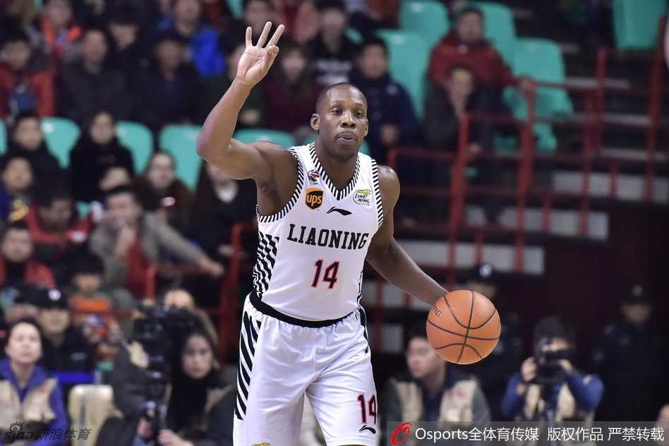 辽篮铁骑的怒吼:郭艾伦与他的战友们铸就的辉煌赛季 球队大脑哈德森在场上冷静地观察局势,他用娴熟的运球组织着球队的每一次进攻,寻找着撕破北京队防线的绝佳时机。