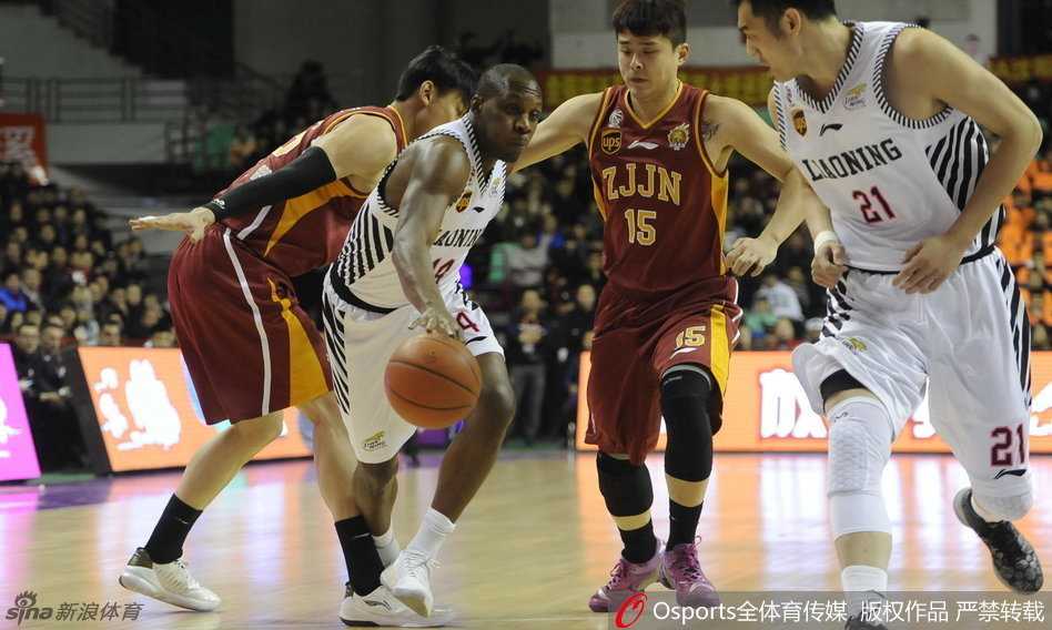 辽篮铁骑的怒吼:郭艾伦与他的战友们铸就的辉煌赛季 面对裁判的判罚,兰多夫焦急地摊开双手向裁判解释,他的表情充满了对这次吹罚的不解和对胜利的渴望。