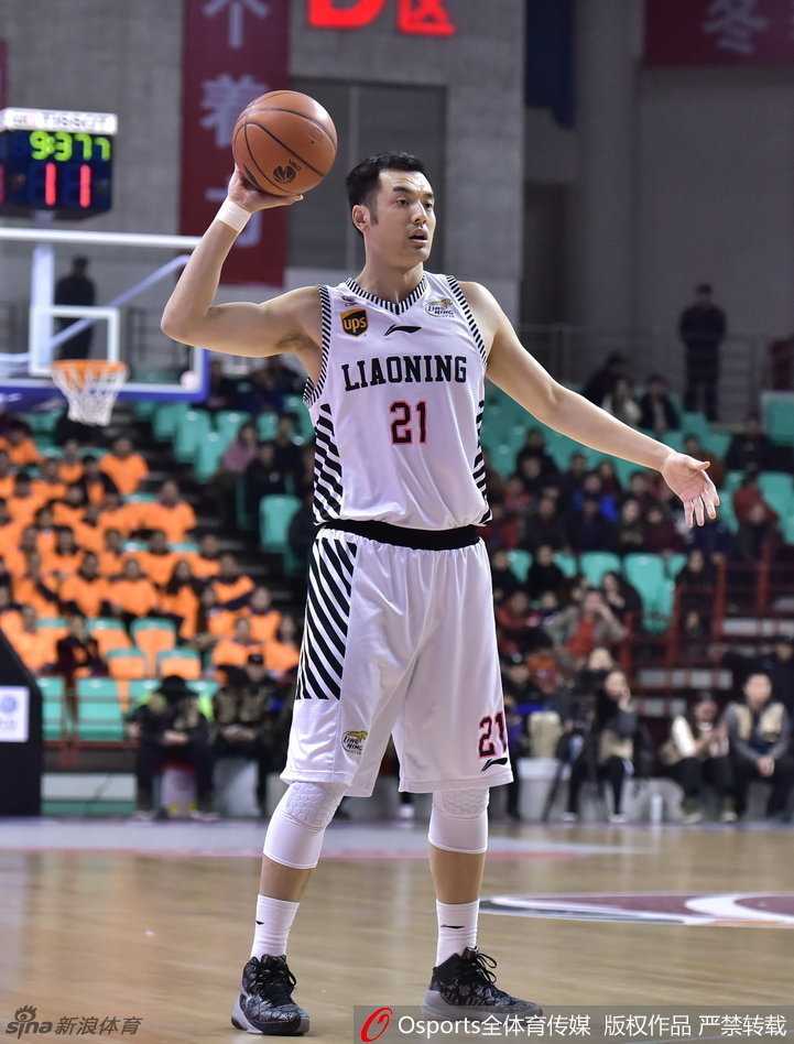 辽篮铁骑的怒吼:郭艾伦与他的战友们铸就的辉煌赛季 功夫熊猫韩德君在罚球线上稳稳出手,表情专注而冷静,他柔和的手感让每一次罚球都成为对手的噩梦。