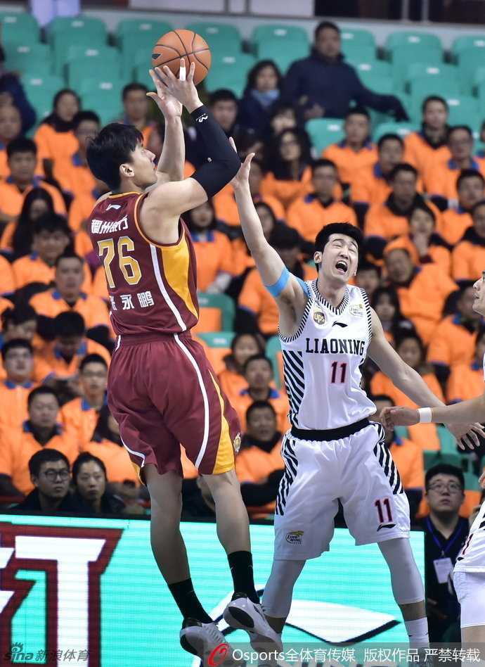 辽篮铁骑的怒吼:郭艾伦与他的战友们铸就的辉煌赛季 韩德君在多人包夹下强硬突破,他庞大的身躯如同坦克一般碾压进内线,对手的拉拽也无法阻挡他前进的步伐。