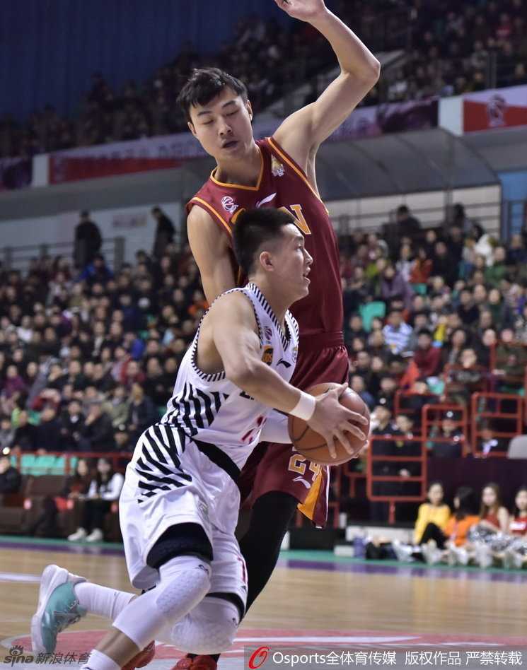 辽篮铁骑的怒吼:郭艾伦与他的战友们铸就的辉煌赛季 郭艾伦如利刃般杀入内线,在广厦队多人围堵的严密防线中,依然自信地抛投出手,瞬间点燃了主场球迷的热情。
