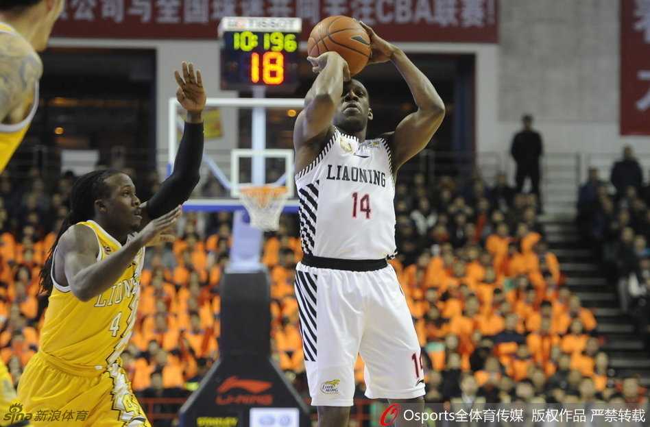 辽篮铁骑破长风 众将齐心谱华章 激烈的拼抢中,一名球员成功抢断,他身体重心极低,双手死死将球护住,眼神中透露出一股誓要夺回球权的狠劲和决绝。