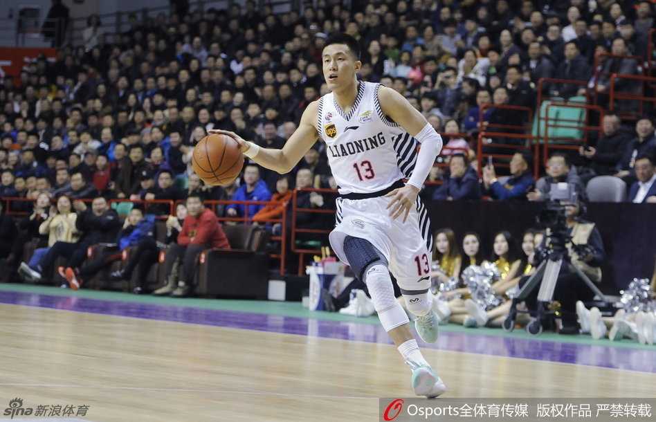 辽篮铁骑破长风 众将齐心谱华章 哈德森运球穿越半场,他目光如炬扫视全场,正在组织球队的阵地进攻,队友们按照战术不停跑位,整个进攻体系在他手中运转流畅。