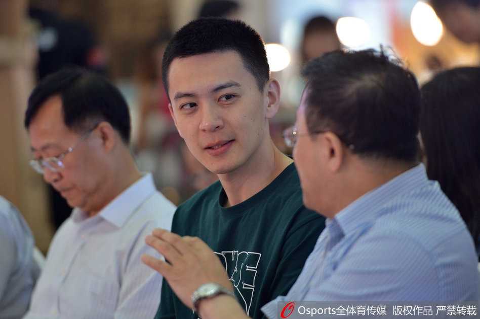 杨鸣身穿白色T恤亮相沈阳公益活动，阳光帅气的形象引得现场粉丝阵阵欢呼