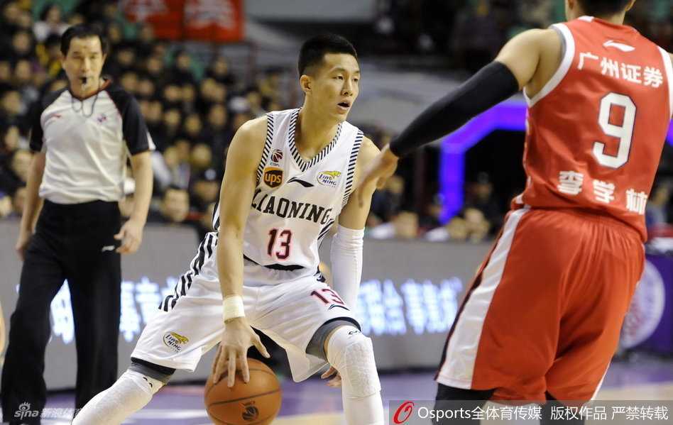 辽篮风云录:黑白双煞筑铁闸,哈神天降定乾坤 篮下巨无霸韩德君接到妙传后,如泰山压顶般腾空而起,双手将球狠狠砸进篮筐,整个篮架都在瑟瑟发抖。