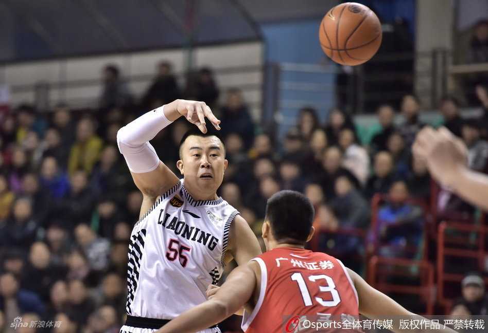 辽篮风云录:黑白双煞筑铁闸,哈神天降定乾坤 在严密防守下,哈德森如蛟龙出海,在空中对抗后失去平衡,依然凭借超强核心力量将球高难度挑入篮筐,瞬间点燃客场替补席。