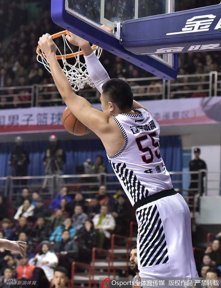 辽篮风云录:黑白双煞筑铁闸,哈神天降定乾坤 “黑煞”兰多夫在三人合围之下毫无惧色,他沉肩发力,用强壮的身体扛开防守,硬生生在禁区撕开一道裂缝,完成霸气内线强打。