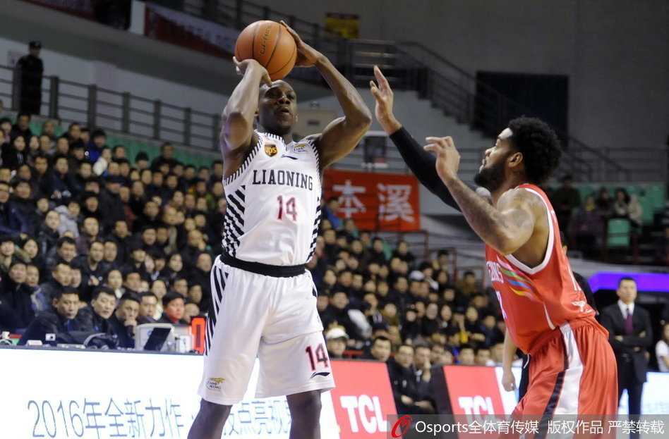 辽篮风云录:黑白双煞筑铁闸,哈神天降定乾坤 在巨人林立的内线,赵继伟如同一道灵动的闪电,他利用节奏变化闪开封堵,在空中与防守悍将对抗后,依然稳稳将球放入篮筐。