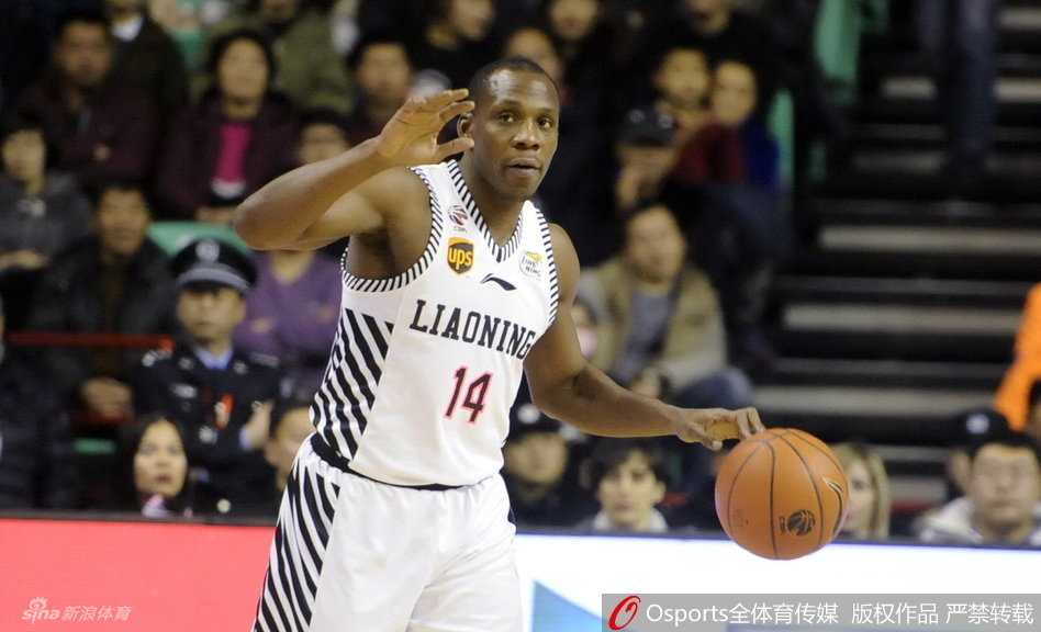 辽篮风云录:黑白双煞筑铁闸,哈神天降定乾坤 队长杨鸣持球快速突破,他身姿飘逸如同画中走出的侠客,眼神却如猎鹰般犀利,一个加速便将防守者甩在身后,直捣黄龙。