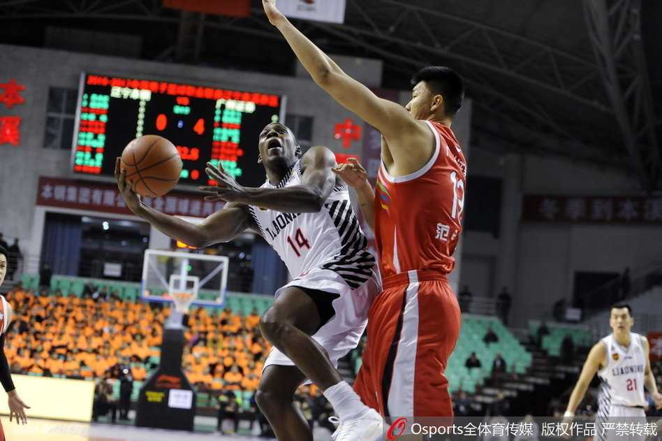 辽篮风云录:黑白双煞筑铁闸,哈神天降定乾坤 哈德森面对防守尖兵,使出了招牌的后仰跳投,身体在空中微微倾斜,手腕轻柔一抖,篮球划出一道彩虹,精准贯穿网心。