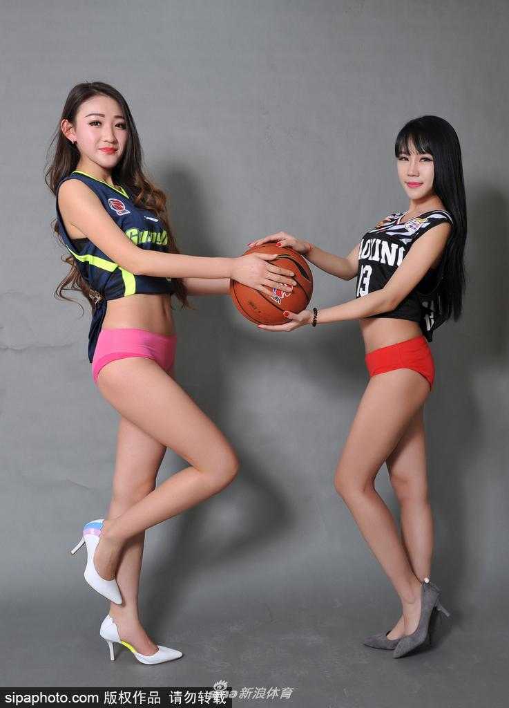 辽粤争霸风云再起 篮球宝贝闪耀巅峰对决 镜头聚焦于篮球宝贝的候场瞬间,她们面带微笑,眼神中透露出对舞台的渴望与自信,紧身的运动装备彰显着青春的活力与健美。