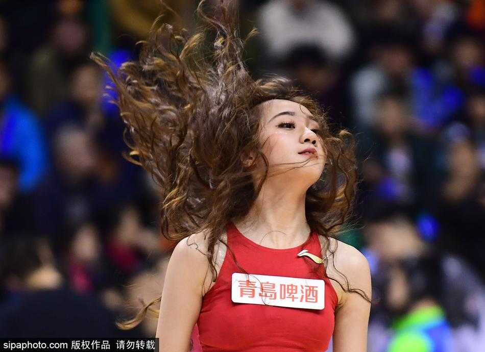 辽粤大战前夜的激情舞者 本溪主场篮球宝贝闪耀时刻 镜头拉近,这位笑容甜美的篮球宝贝扎着清爽的马尾,在聚光灯下尽情展现着自信与活力,为紧张激烈的赛场注入了一股青春气息。