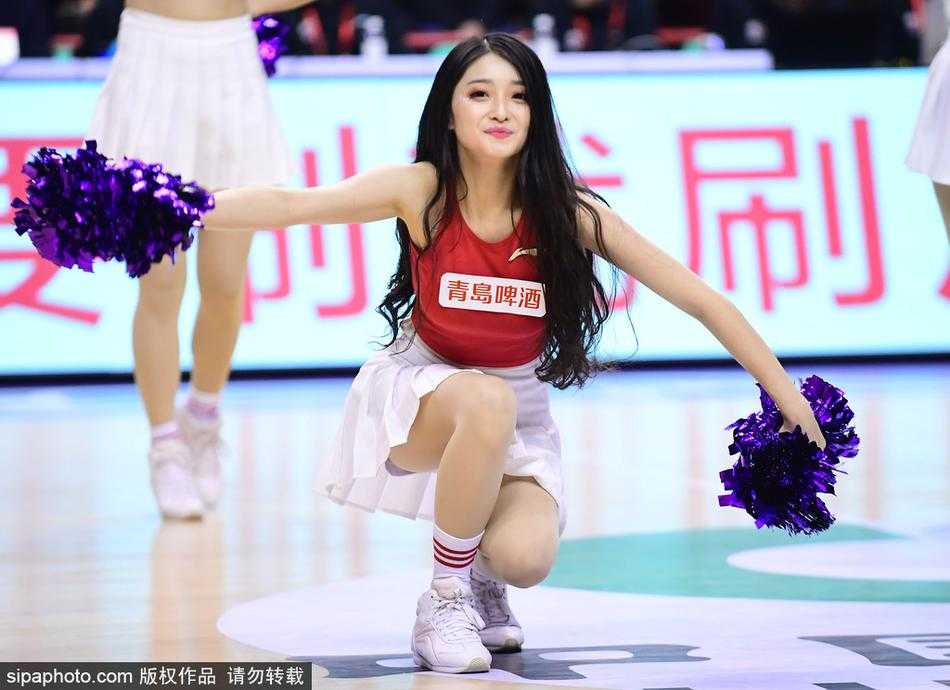 辽粤大战前夜的激情舞者 本溪主场篮球宝贝闪耀时刻 辽宁衡润主场迎战广州龙狮,中场休息时篮球宝贝们身着金色闪亮服装登场,随着动感音乐的节拍整齐舞动,瞬间点燃了全场观众的激情。