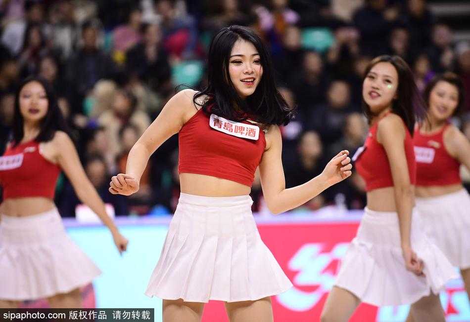 辽粤大战前夜的激情舞者 本溪主场篮球宝贝闪耀时刻 伴随节奏加快,宝贝们甩动飘逸的长发,动作利落干净,完美的团队配合展现出深厚的舞蹈功底,让观众暂时忘却了比分落后的紧张。