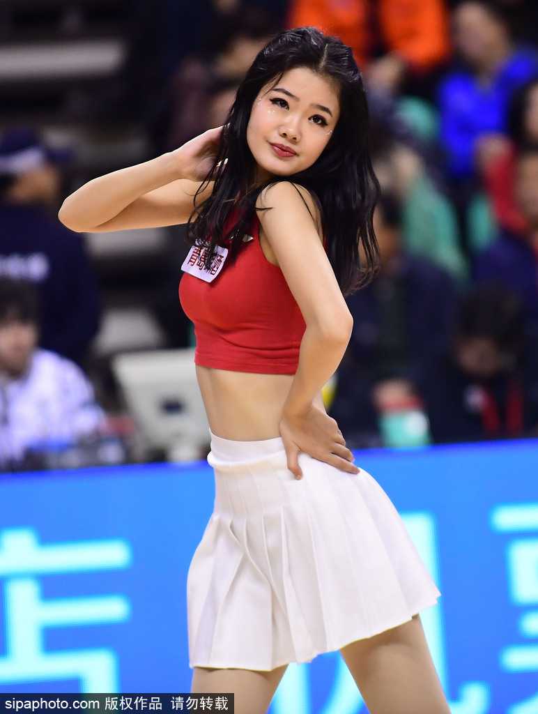 辽粤大战前夜的激情舞者 本溪主场篮球宝贝闪耀时刻 从侧面捕捉到的舞者剪影,在球场灯光勾勒下展现出优美的身体曲线,高难度的后仰动作定格,展现了力与美的完美融合。