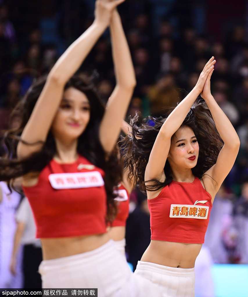 辽粤大战前夜的激情舞者 本溪主场篮球宝贝闪耀时刻 手持助威花球的宝贝回眸瞬间,眼神中带着俏皮与坚定,身后的巨幅辽宁队徽与她娇小的身影形成对比,却丝毫不减其赛场的存在感。