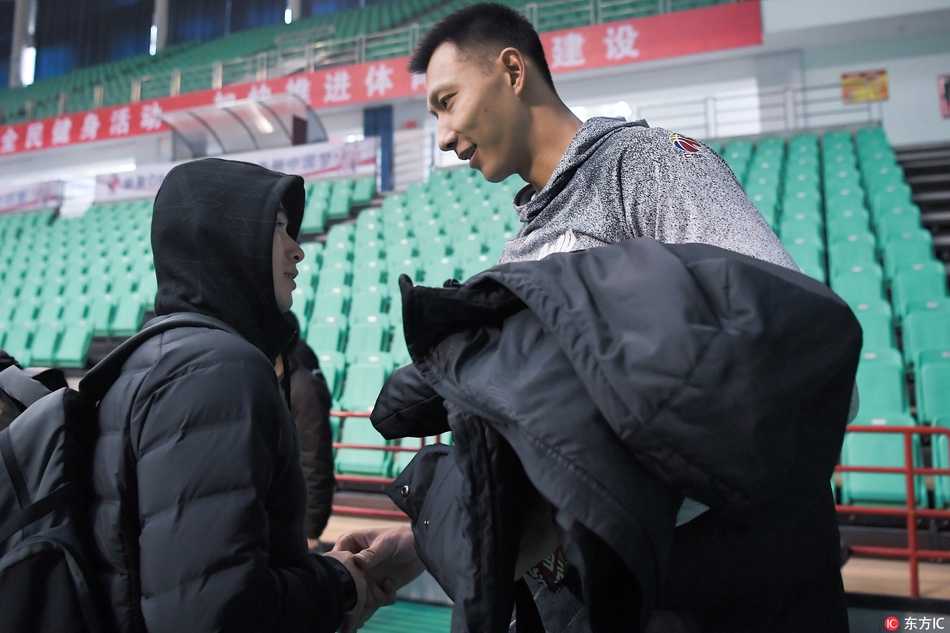 辽粤大战前瞻:广东宏远沈阳厉兵秣马 主教练尤纳斯双手叉腰,目光如炬紧盯训练场,身旁的战术板写满密电般的跑位路线