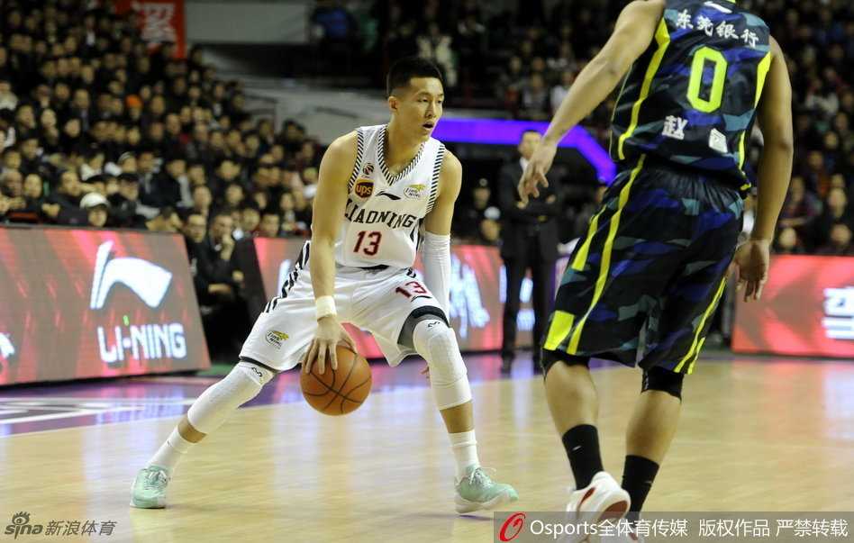 辽粤大战经典瞬间回顾 郭艾伦暴扣哈德森绝杀点燃全场 亚洲第一控卫郭艾伦面对防守球员,闲庭信步般展示华丽的胯下运球技巧,眼神中流露出绝对的自信。
