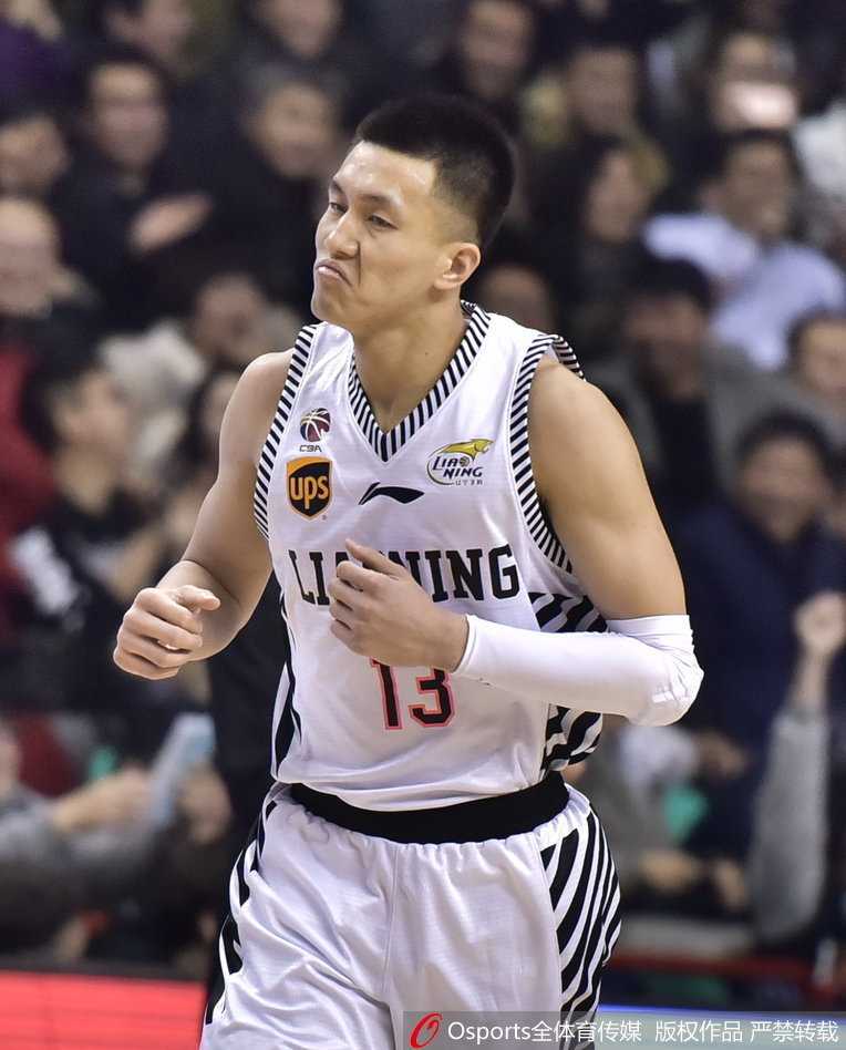 辽粤大战经典瞬间回顾 郭艾伦暴扣哈德森绝杀点燃全场 辽宁队外援哈德森面对广东队两人包夹紧逼防守,依然稳健地护住球,寻找稍纵即逝的传球或进攻机会。