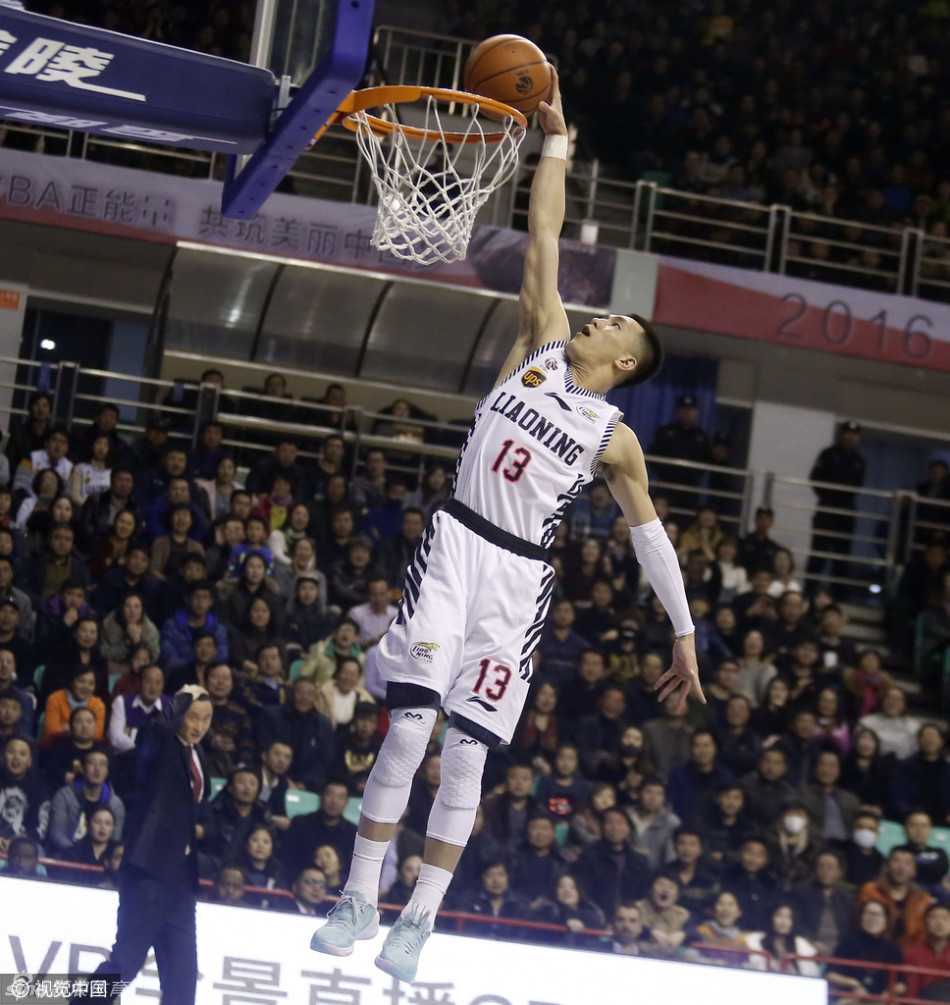辽粤大战经典瞬间回顾 郭艾伦暴扣哈德森绝杀点燃全场 郭艾伦抢断后一条龙快攻,高高跃起上演势大力沉的单手劈扣,整个人的身体在空中舒展到了极致。