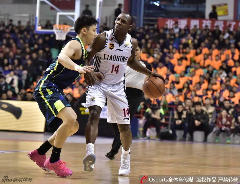 辽粤大战经典瞬间回顾 郭艾伦暴扣哈德森绝杀点燃全场 前NBA全明星球员布泽尔在广东队命中关键球后激动不已,高高跃起握拳怒吼,与队友激情庆祝得分。