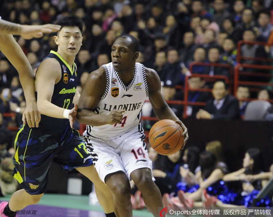 辽粤大战经典瞬间回顾 郭艾伦暴扣哈德森绝杀点燃全场 辽宁队球员廉明持球面对防守,他冷静地抬头观察队友跑位,随时准备将球传给机会更好的队友。