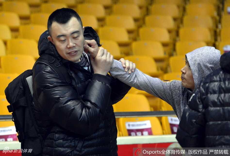 辽鲁大战前奏:山东男篮赛前训练场变“老友记”,欢声笑语预热硬仗 多名山东与辽宁的球员围在一起,气氛热烈,有人伸手试图拉扯队友,大家脸上都洋溢着笑容,将赛前的紧张感完全抛在脑后