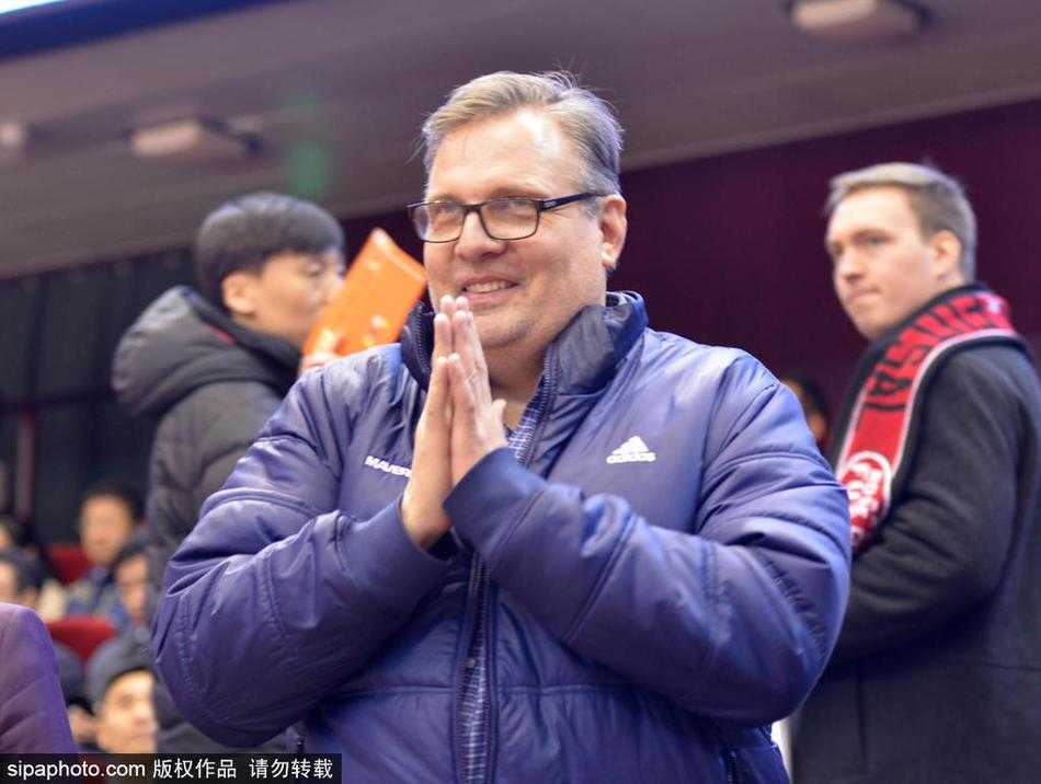 达拉斯情缘:小尼尔森济南观战,见证丁彦雨航领军主场大胜八一 比赛结束后,小尼尔森与八一队传奇中锋王治郅热情拥抱,两人的笑容跨越了岁月的长河,也象征着中美篮球文化交流的传承。