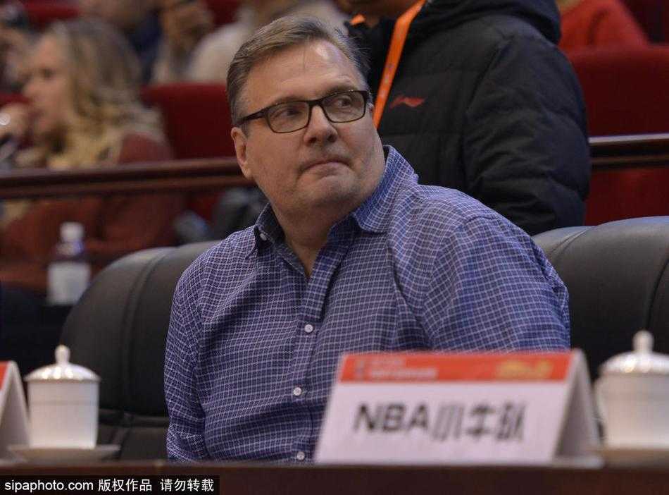 达拉斯情缘:小尼尔森济南观战,见证丁彦雨航领军主场大胜八一 丁彦雨航如闪电般撕裂八一队的防线,他单手持球,眼神坚定,正准备迎着防守球员完成一次势在必得的突破上篮。