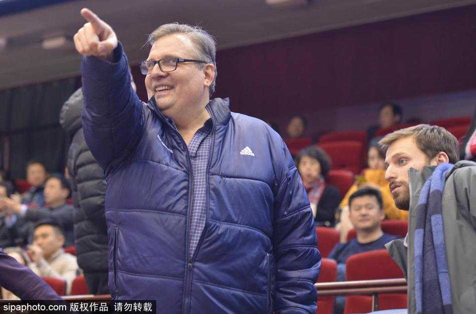 达拉斯情缘:小尼尔森济南观战,见证丁彦雨航领军主场大胜八一 场边指挥的山东队主帅凯撒激情四溢,他大手一挥,指挥着球队的攻防节奏,身后的巨大比分牌显示着山东队的领先优势。