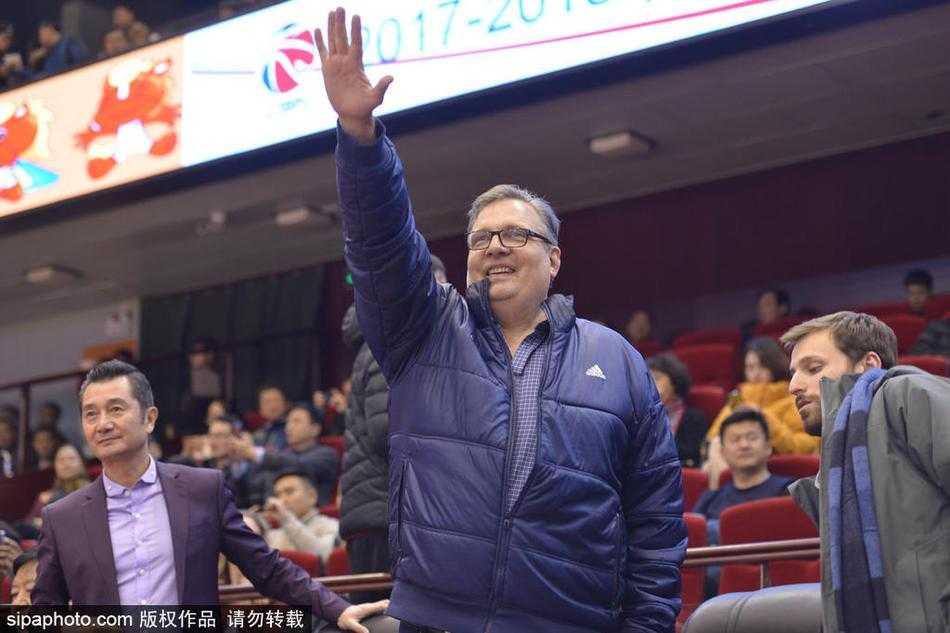 达拉斯情缘:小尼尔森济南观战,见证丁彦雨航领军主场大胜八一 面对八一队身高臂长的防守者,丁彦雨航毫无惧色,他高高跃起,在空中调整姿态,准备用一记标志性的急停跳投终结进攻。