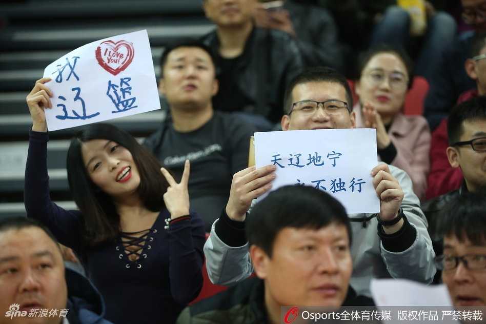 远征的赤木晴子:辽宁男篮的美女球迷客场闪耀记 三位辽宁美女球迷在场边合影留念,笑容灿烂,她们身穿统一的辽篮助威服,青春洋溢,用笑容为球队加油打气。