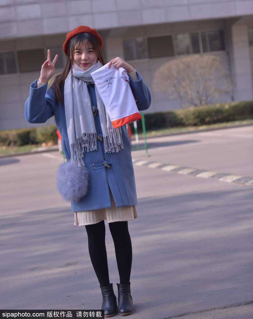 迷妹的漫长等候,只为CBA赛场外的那份真情 刚刚拿到签名的女球迷如获至宝,兴奋地与身边的朋友分享喜悦,低头仔细端详着刚刚签下的名字,脸上绽放出灿烂的笑容。