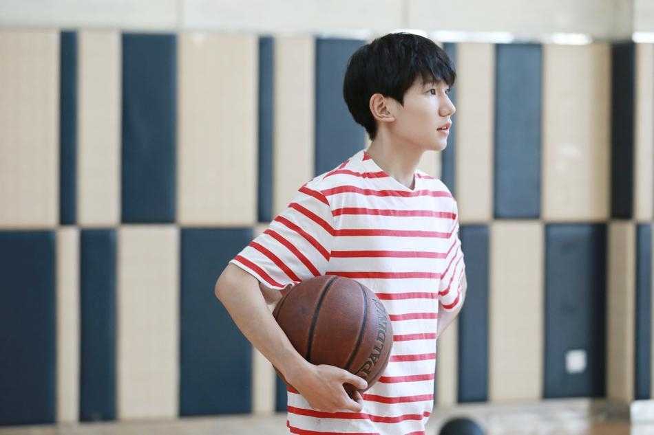 红色条纹衫少年王源在午后的篮球场上迎风疾驰，黑发被风撩起露出光洁额头，眼神明亮如星，定格追风瞬间