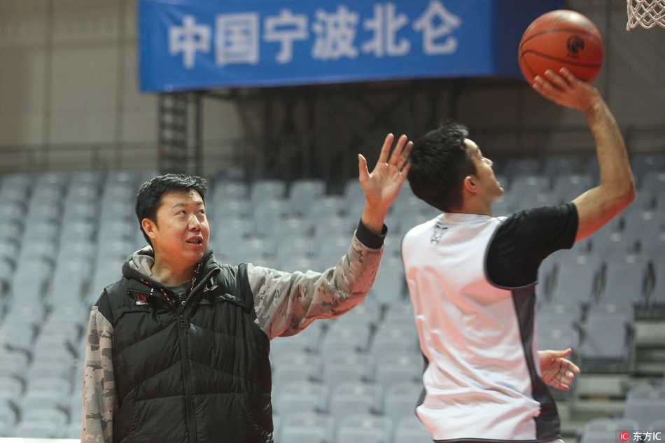 追风者的传承:王治郅在北仑开放日亲授单打技艺 训练间隙,王治郅双手叉腰站在场边,嘴角带着笑意,耐心地听着球迷们的呐喊与助威声。