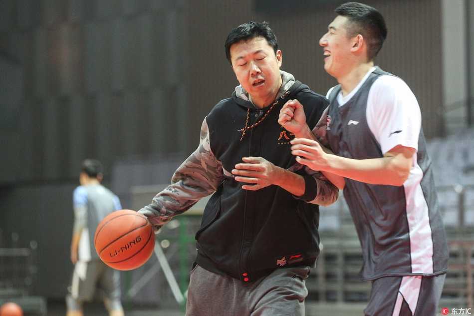 全体球迷将训练场围得水泄不通，王治郅站在场地中央带头鼓掌，向热情的宁波拥趸们致意。