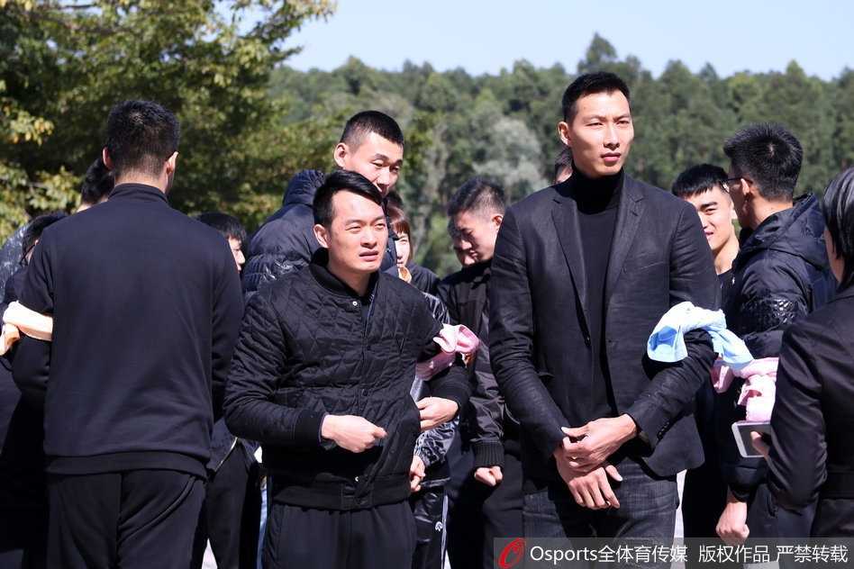 送别宏远之父林叔:中国篮球职业化的拓荒者,永远活在弟子心中 陈江华和李群在仪式上面色凝重,这些从宏远走出的国手们无论身在何处,此刻都回到了林叔身边,感激他为中国篮球输送了无数英才
