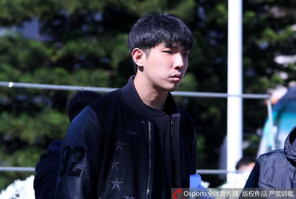 送别宏远之父林叔:中国篮球职业化的拓荒者,永远活在弟子心中 告别仪式上,数百名球迷自发穿着素衣有序排队,手中拿着白色的菊花,只为向这位德高望重的宏远之父献上最后的敬意