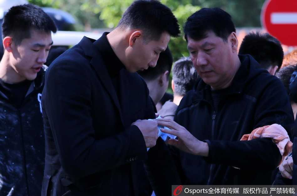 送别宏远之父林叔:中国篮球职业化的拓荒者,永远活在弟子心中 易建联戴着口罩难掩哀容,他望着林叔的遗像方向久久伫立,心中铭记着林叔视他如家人的恩情,在微博中写下‘永远在心里’的悼念