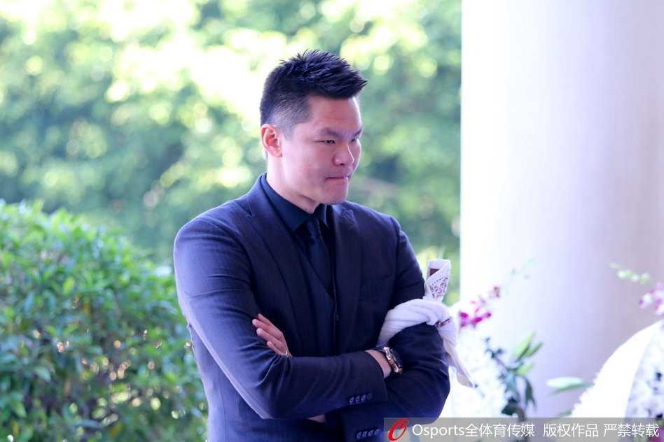 送别宏远之父林叔:中国篮球职业化的拓荒者,永远活在弟子心中 告别仪式现场摆满了社会各界敬献的花圈,朱芳雨眼神低垂,手中紧握白色的菊花,在肃穆的队伍中默默送别恩师林叔