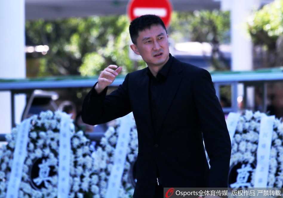 送别宏远之父林叔:中国篮球职业化的拓荒者,永远活在弟子心中 杜锋在人群中神情悲戚,他特意从美国学习期间赶回,只为见林叔最后一面,这位曾经的宏远功勋早已将林叔视作父亲一般的存在