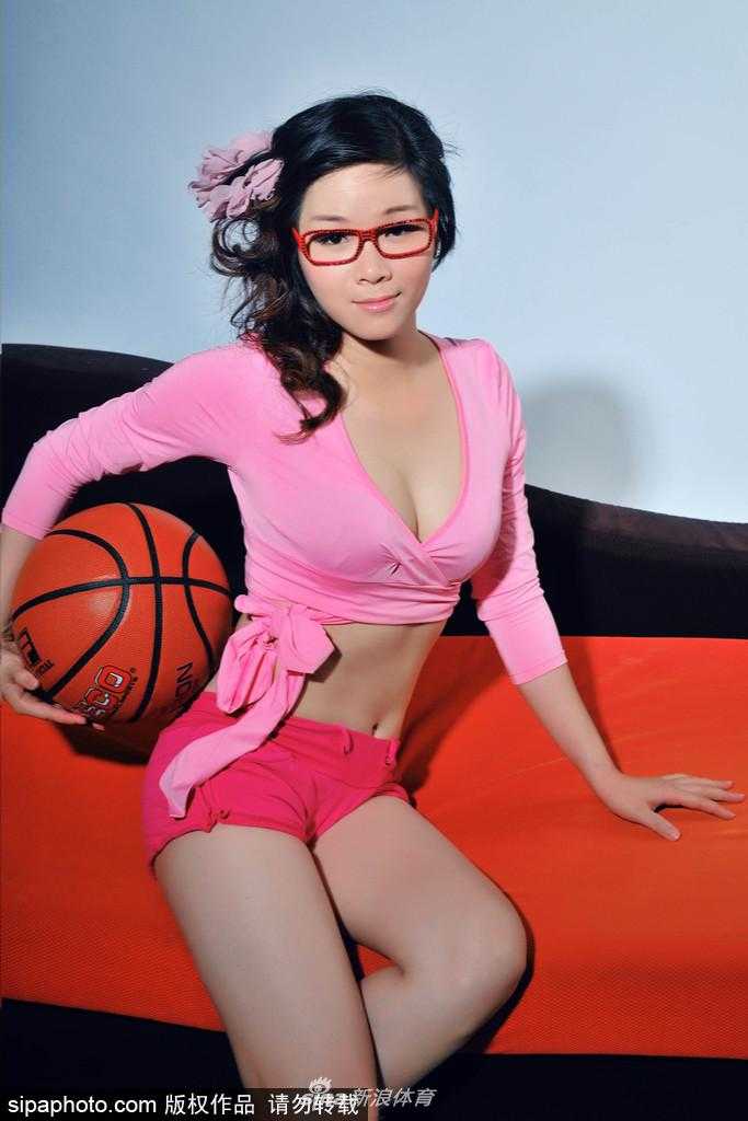 透视装引爆篮球场 李怡演绎运动性感新风潮 李怡身着粉红透视装,在篮球架下回眸一笑,眼神中既有清纯的灵动,又透着成熟女性的妩媚,光影交织间勾勒出她34D的完美曲线。