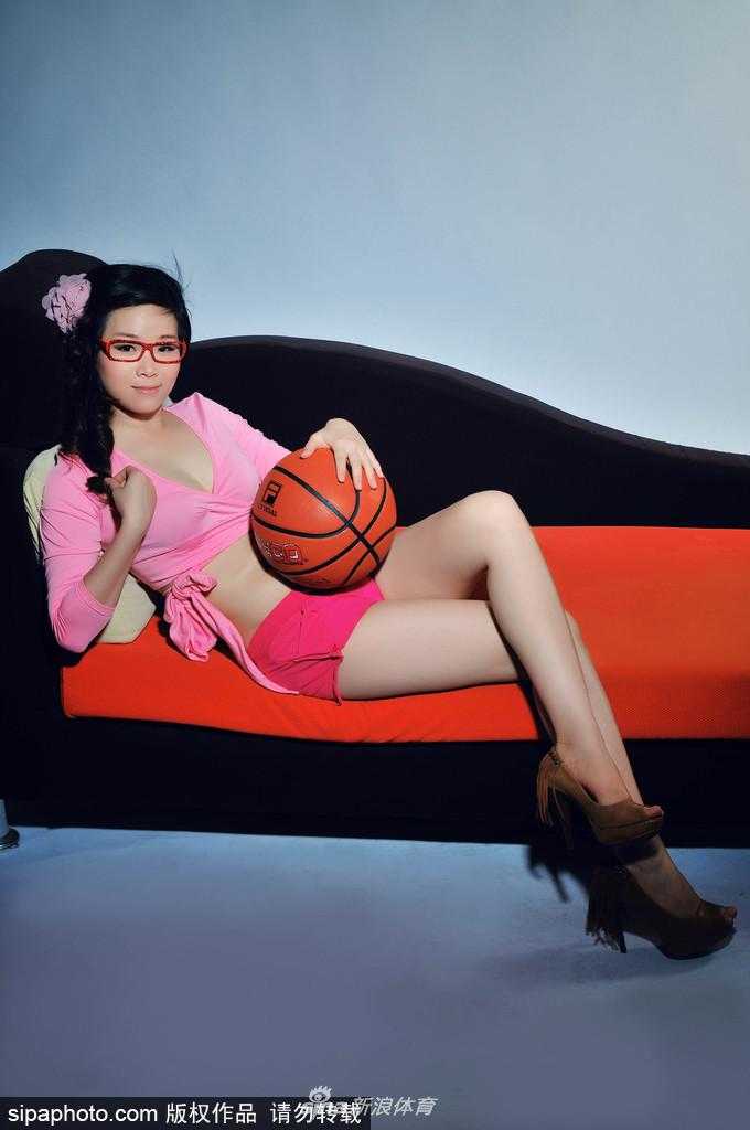 透视装引爆篮球场 李怡演绎运动性感新风潮 俯拍视角下,李怡与篮球亲密依偎,粉红色的衣装与棕色的篮球形成鲜明对比,凸显出她温柔中蕴含的爆发力,画面极具视觉冲击力。