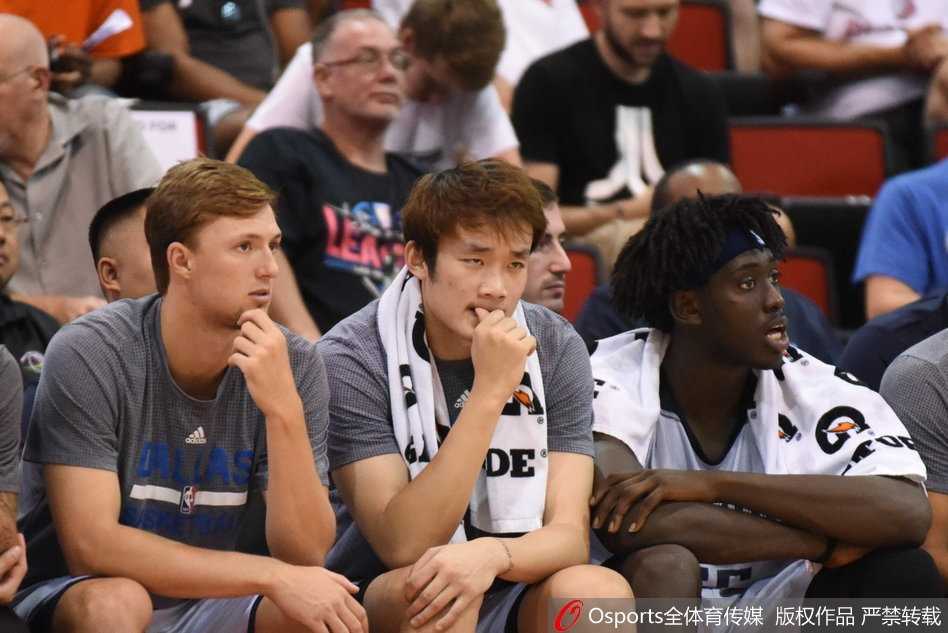 逐梦拉斯维加斯,丁彦雨航拼尽全力赢尊重 丁彦雨航目光如炬,在夏季联赛的赛场上全神贯注,脸上写满了对胜利的渴望。