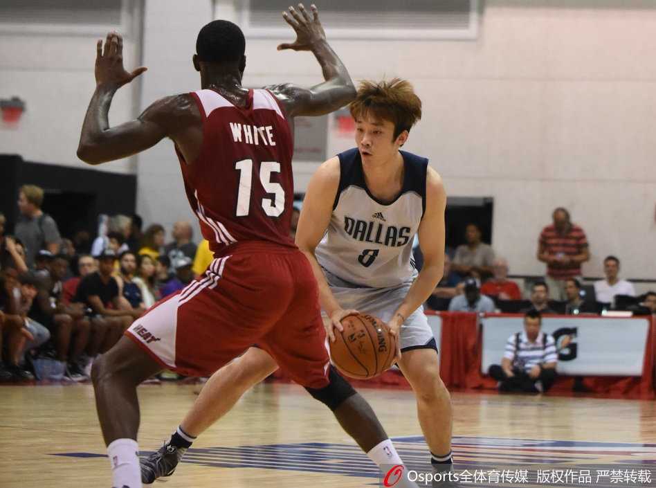 逐梦拉斯维加斯,丁彦雨航拼尽全力赢尊重 丁彦雨航持球面对防守,眼神坚定,他在场上从一号位防到四号位,展现了全能的身手。