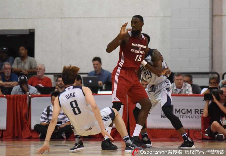 逐梦拉斯维加斯,丁彦雨航拼尽全力赢尊重 面对高强度的身体对抗,丁彦雨航在拼抢中失去平衡摔倒在地,但他眼中依然紧盯着篮球的方向。